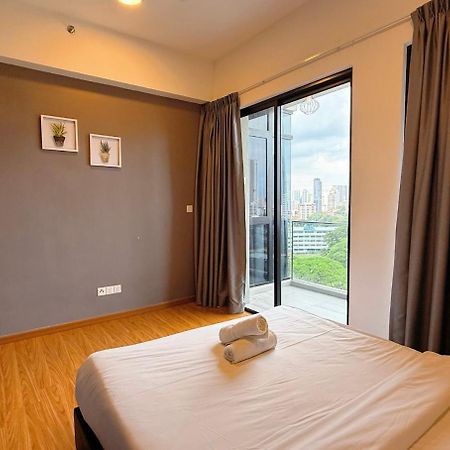 Beacon Executive Suite - City View - By Iz George Town Exteriör bild
