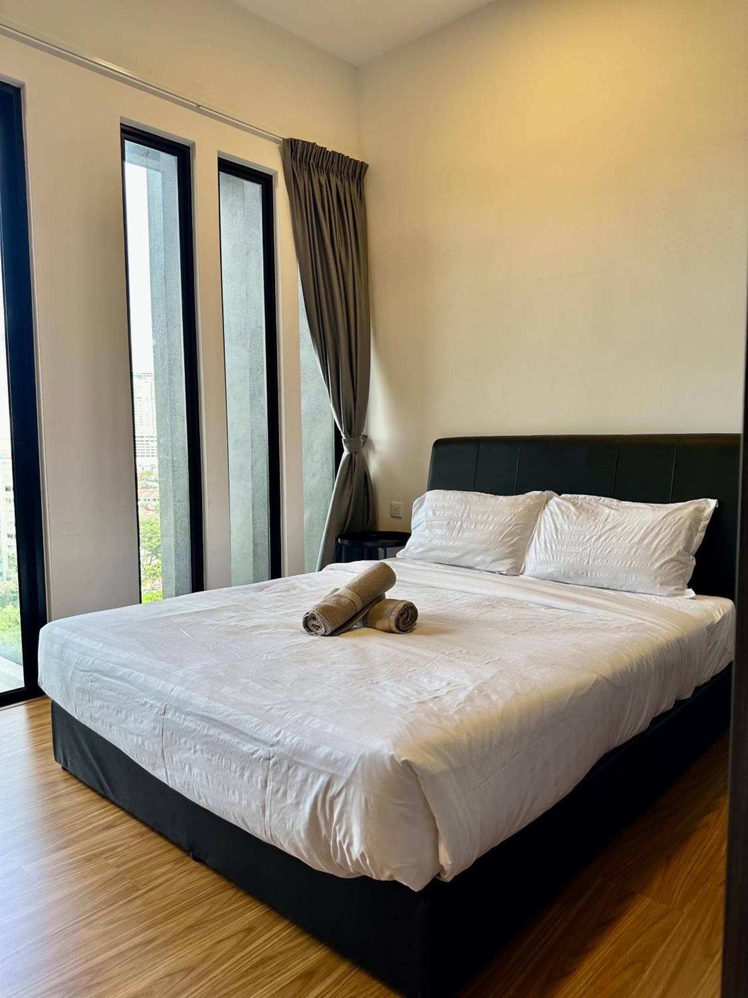 Beacon Executive Suite - City View - By Iz George Town Exteriör bild