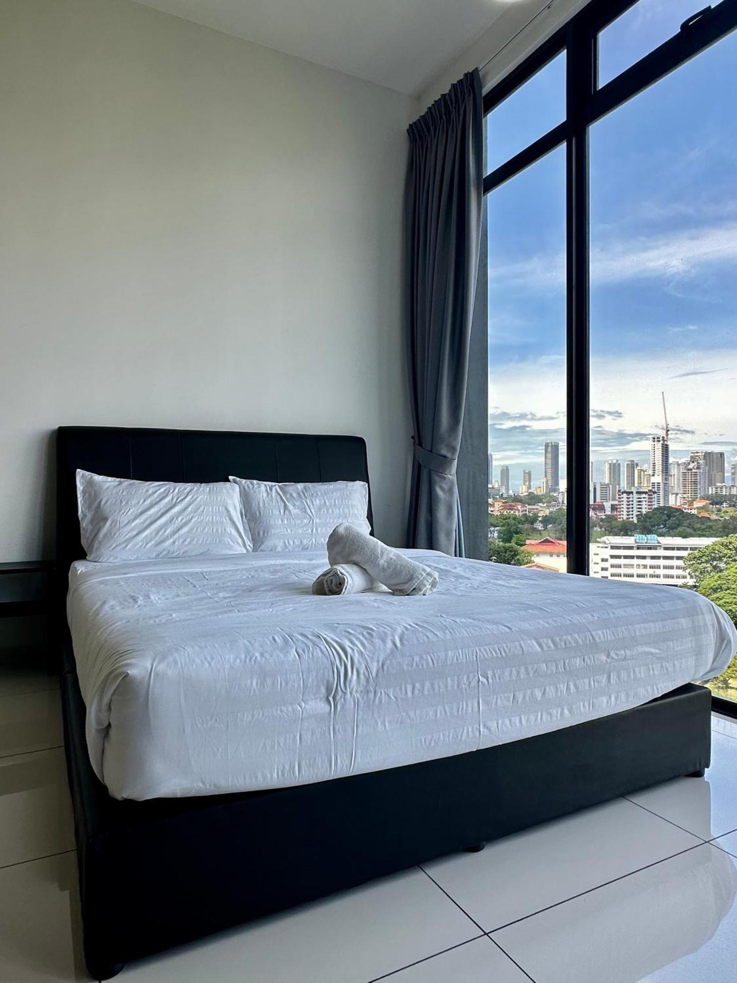 Beacon Executive Suite - City View - By Iz George Town Exteriör bild