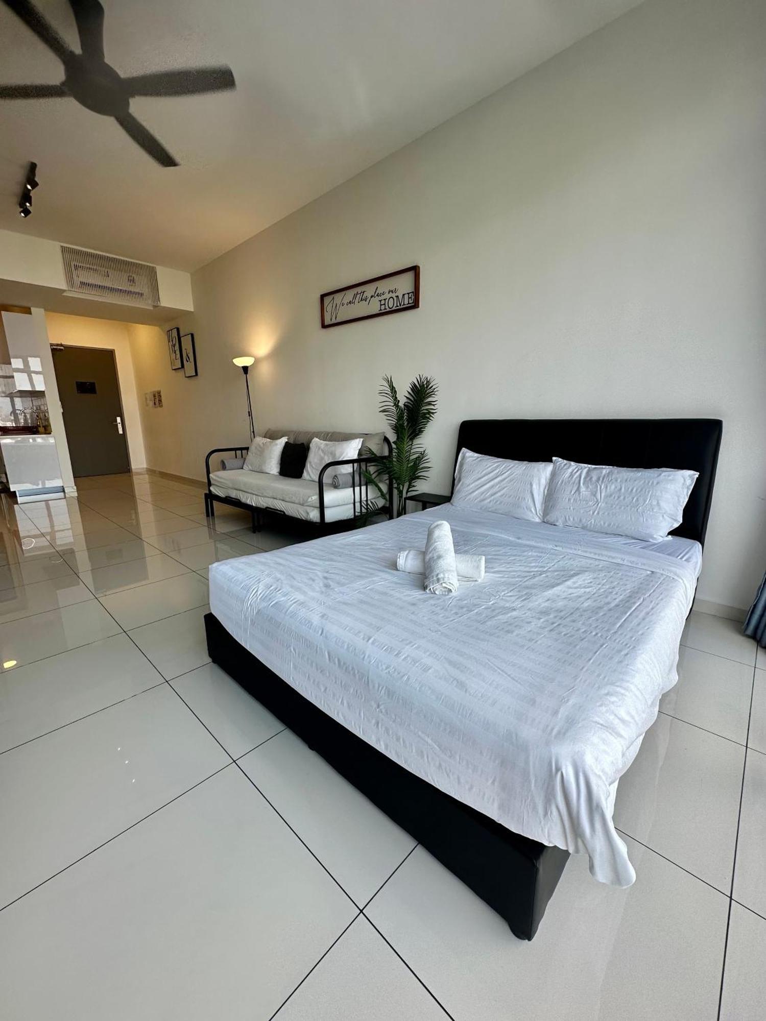Beacon Executive Suite - City View - By Iz George Town Exteriör bild