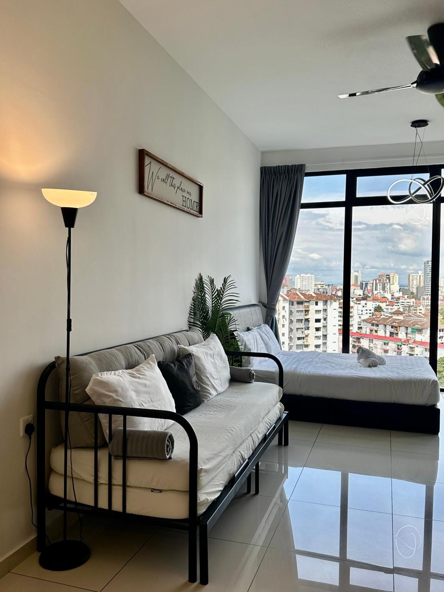 Beacon Executive Suite - City View - By Iz George Town Exteriör bild