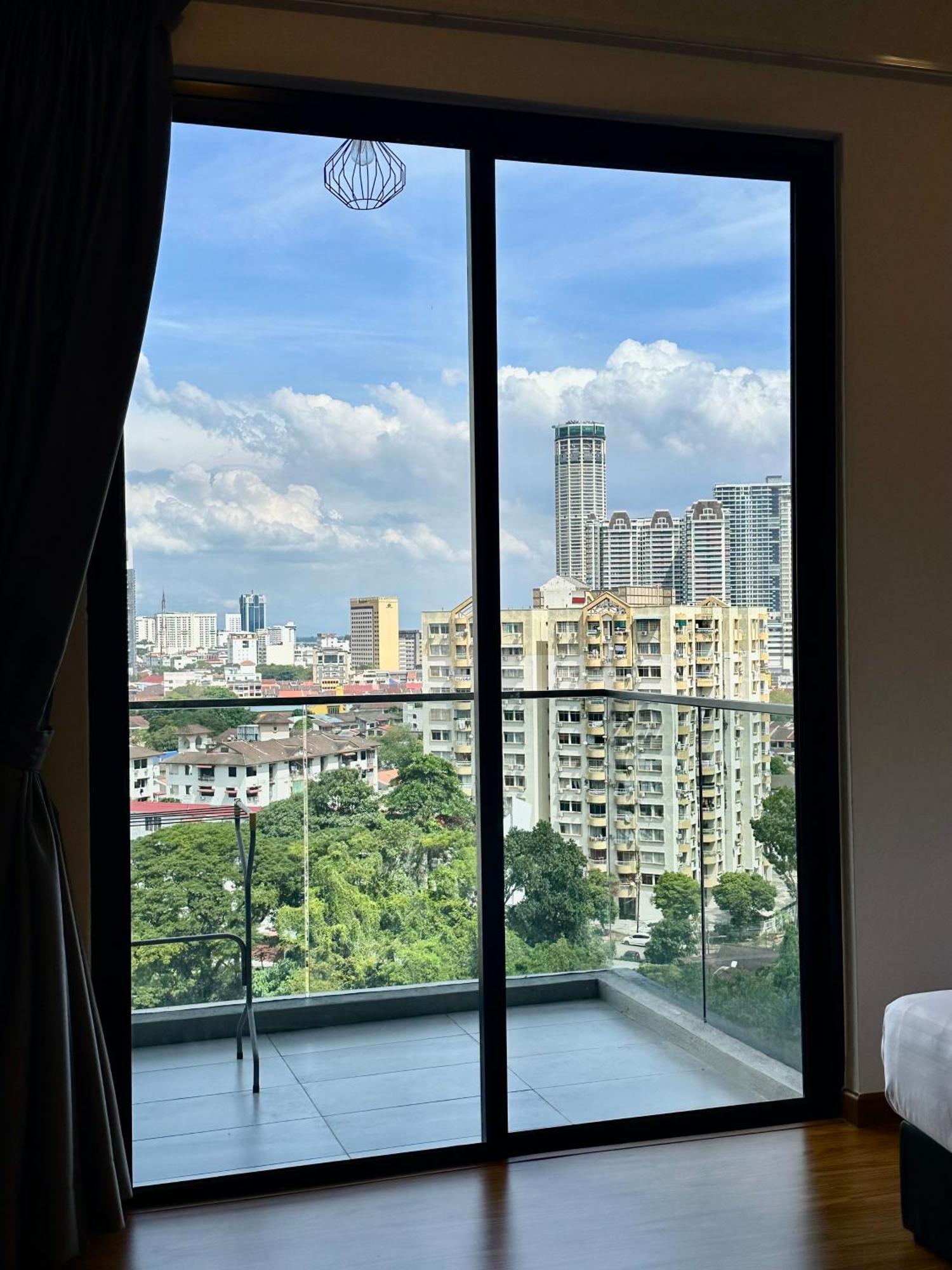 Beacon Executive Suite - City View - By Iz George Town Exteriör bild