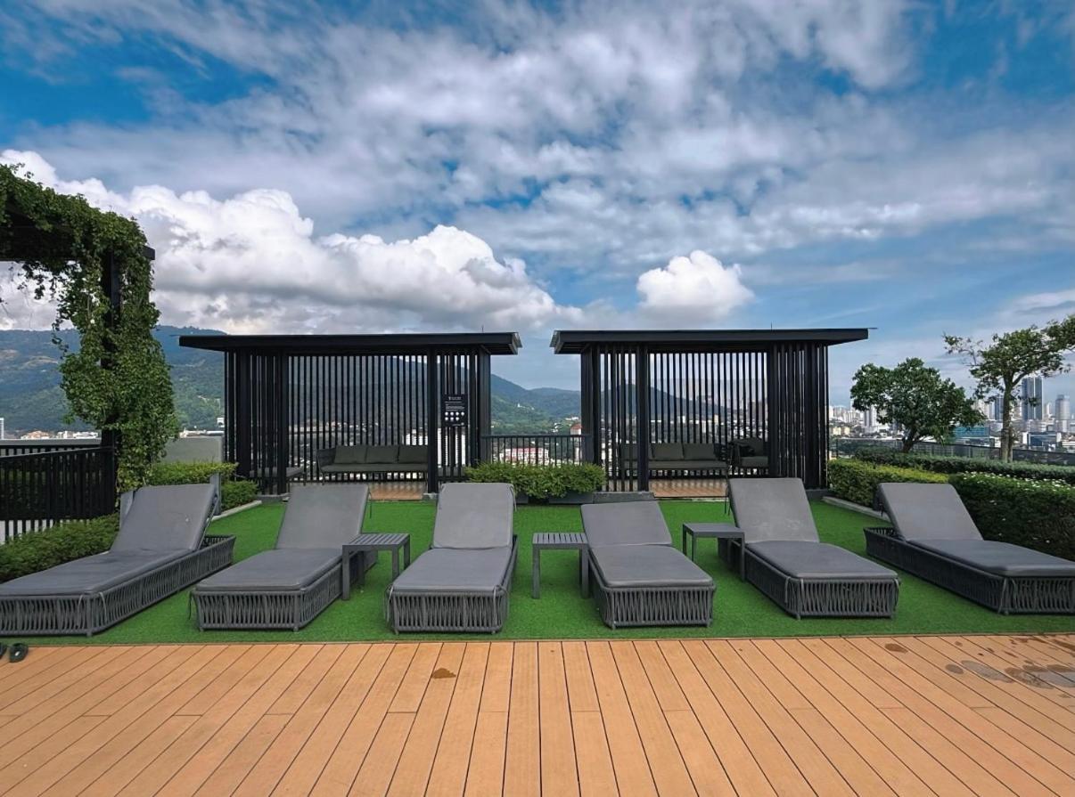 Beacon Executive Suite - City View - By Iz George Town Exteriör bild