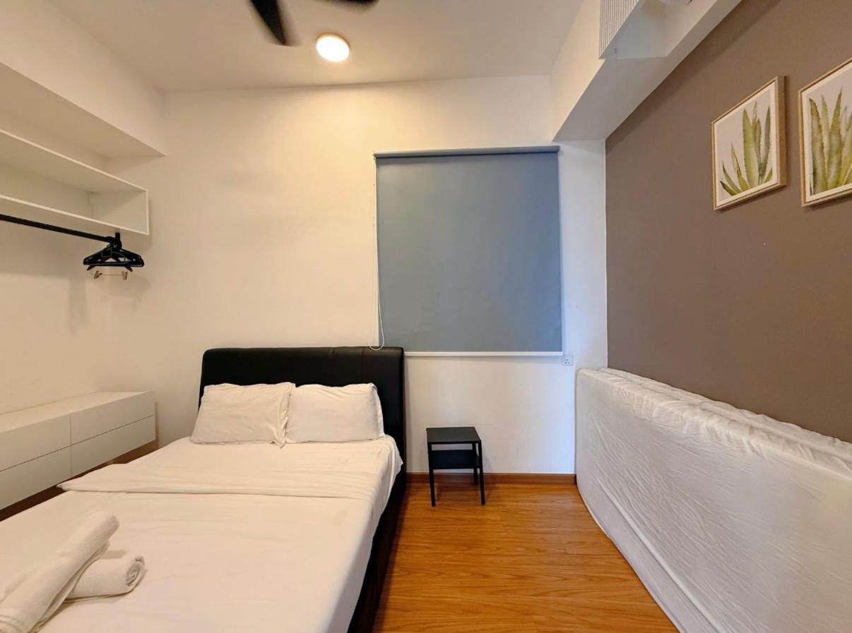 Beacon Executive Suite - City View - By Iz George Town Exteriör bild
