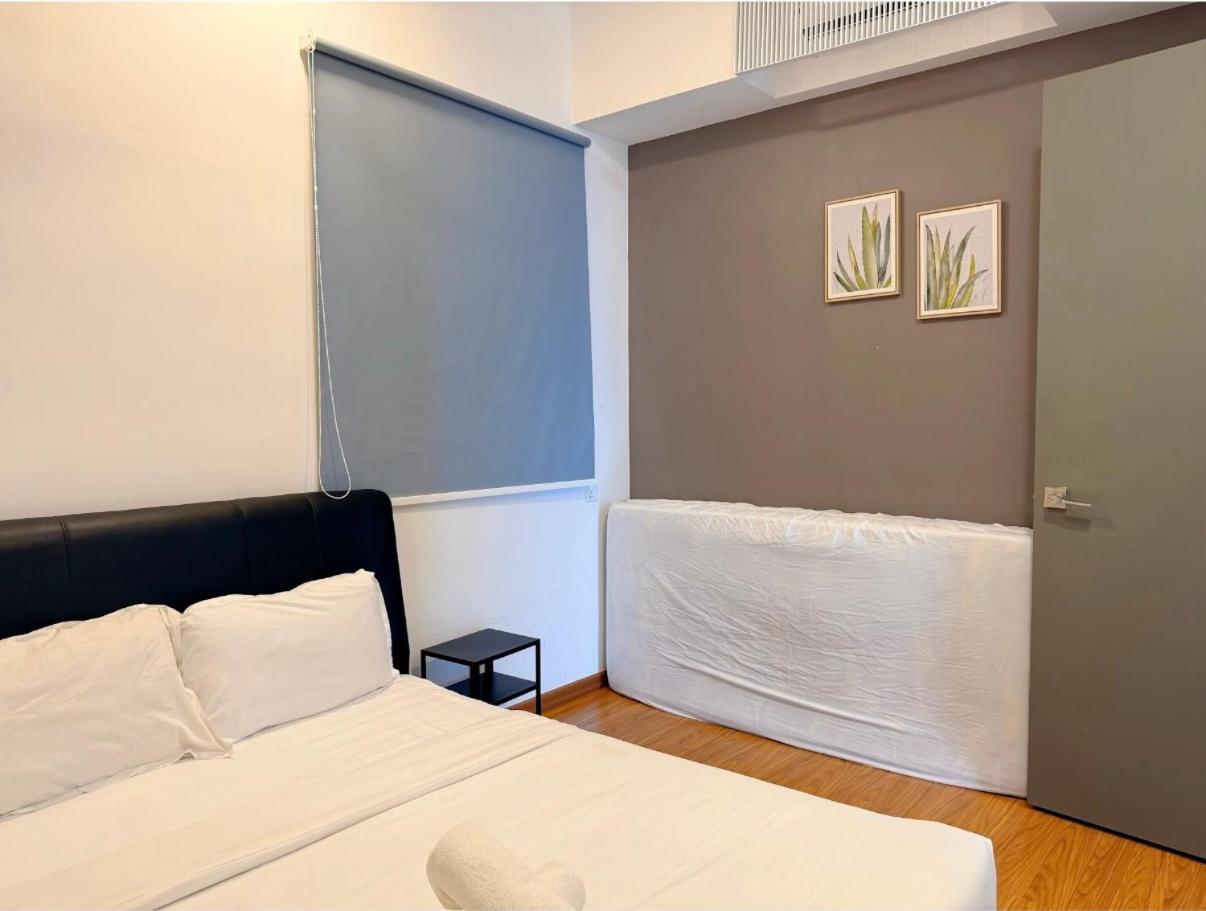 Beacon Executive Suite - City View - By Iz George Town Exteriör bild